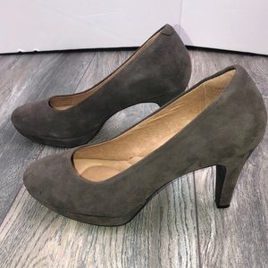 Clarks Indigo Brown Suede Pumps in size 6M